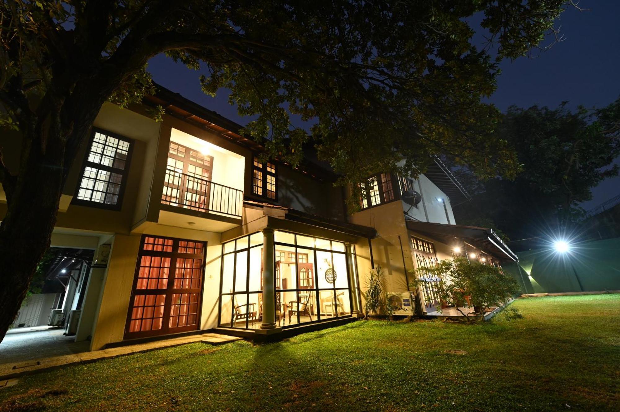 Serene Manor Battaramulla Buitenkant foto